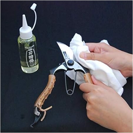 Japanese Camellia Oil for the Maintenance of Knives, Scissors and Other Cutting Tools - Kurobara Made in Japan
